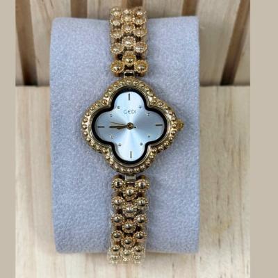 GEDI Quartz Montre Femme - Boîtier Trèfle Doré & Bracelet Perlé Élégant